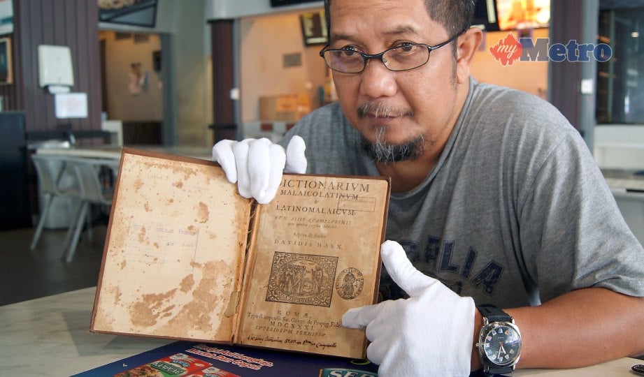 WAN Ahmad  menunjukkan kamus Bahasa Melayu dipercayai tertua di dunia. FOTO Mohd Amin Jalil.