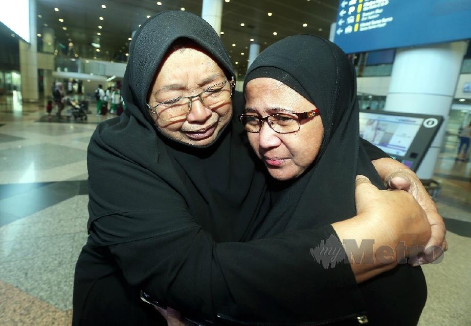 SITI ESAH dan Rosmah (kiri), jemaah Malaysia yang terkandas kerana syarikat pengurusan haji tidak dapat menyediakan tiket dan visa di KLIA. FOTO Mohd Fadli Hamzah