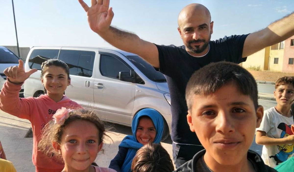 ABDUL Aziz (belakang) bersama sebahagian anak Syria termasuk sebahagian daripada mereka adalah yatim piatu. FOTO Othman Mamat 
