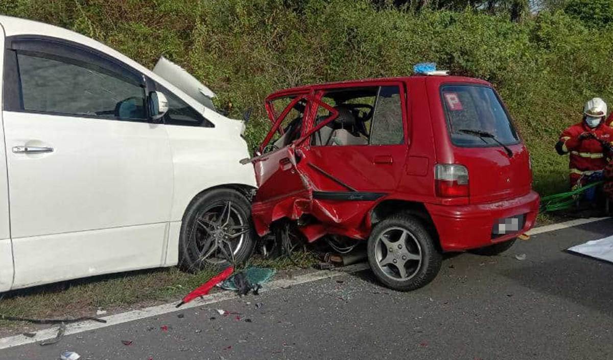 KEADAAN kemalangan yang membabitkan MPV jenis Toyota Vellfire dan Perodua Kancil yang menyebabkan seorang mangsa maut di Kilometer 15.2, Jalan Seremban - Port Dickson. FOTO Ihsan PDRM