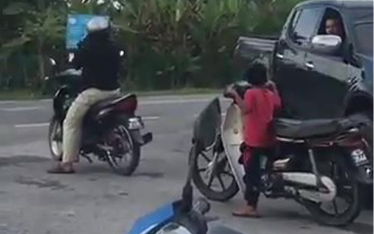 GELAGAT seorang kanak-kanak lelaki menunggang motosikal yang membahayakan keselamatan di Kampung Paya Cegar di Jitra. FOTO IHSAN PEMBACA
