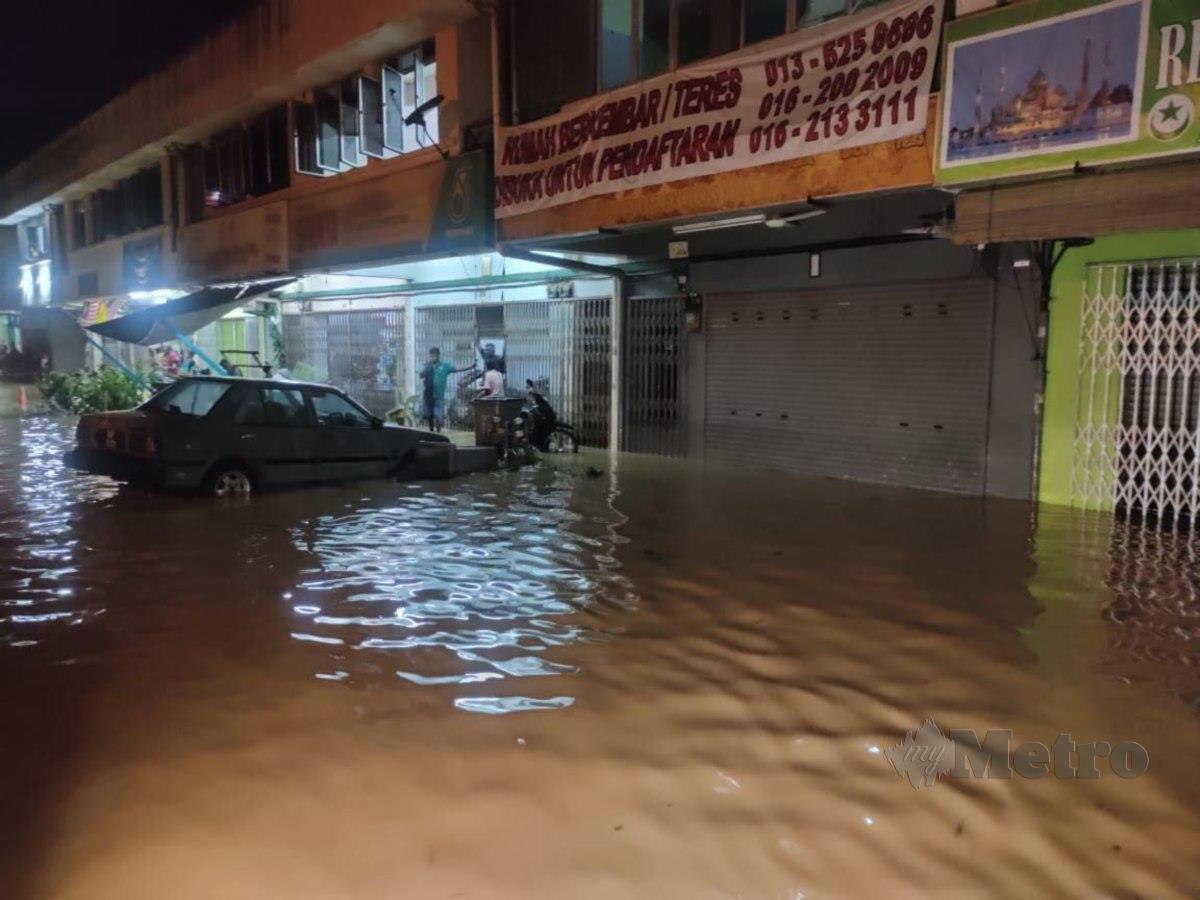 RUMAH kedai dekat Taman Regent, Jalan Gemencheh ke Batang Melaka, di sini, dinaiki air setinggi kira-kira 0.5 meter. FOTO ihsan bomba