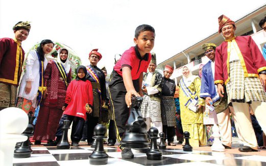 MAT Jah (lima dari kiri) bersama Ainon (tiga dari kiri) memerhatikan pemain catur memulakan gerakan selepas merasmikan Laman Catur SENADA sempena sambutan Hari Guru, baru-baru ini.