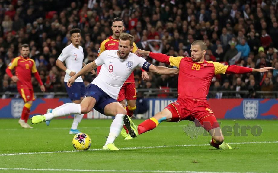 KANE (tengah) melengkapkan hatrik pada babak pertama di Wembley. — FOTO Reuters