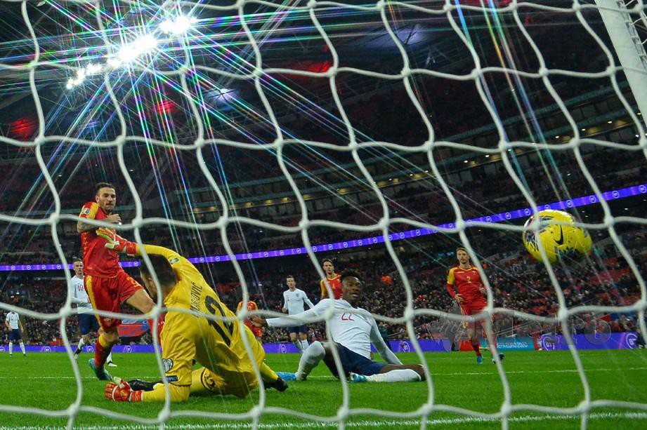 ABRAHAM (tengah) meledak gol sulung bersama pasukan kebangsaan England. — FOTO AFP