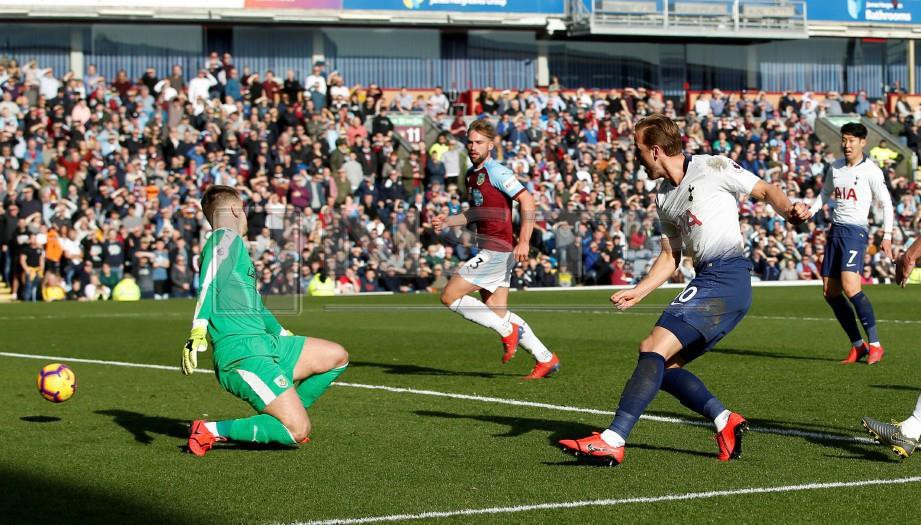 JARINGAN Kane gagal membantu Tottenham menang di Turf Moor, malam tadi. — FOTO Reuters