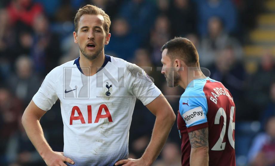 KANE (kiri) kecewa Tottenham kalah di tangan Burnley. — FOTO AFP