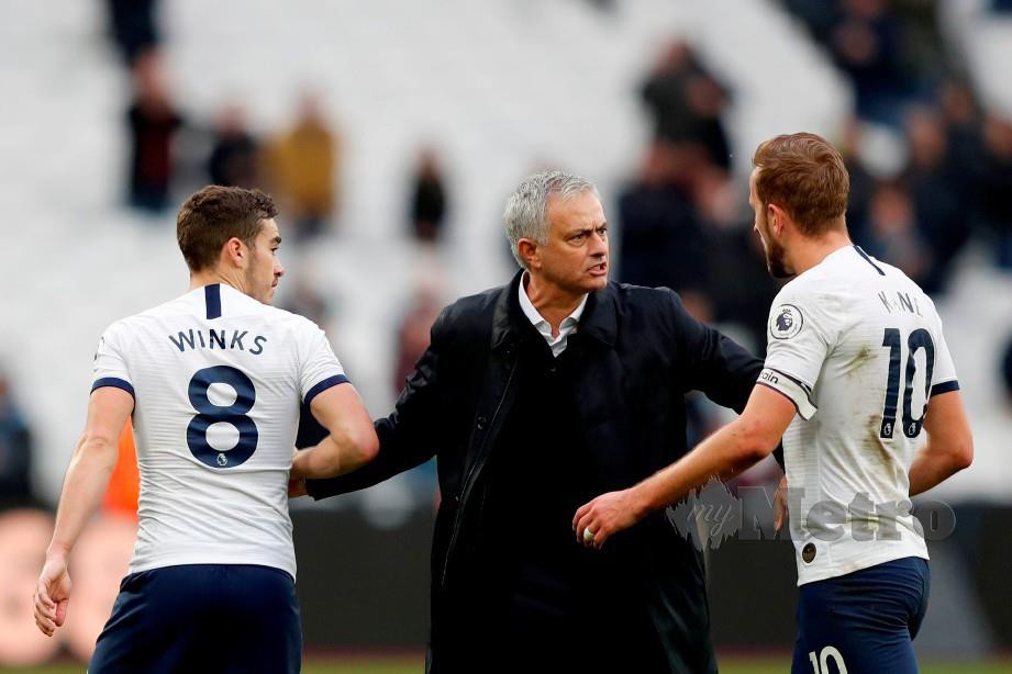 KANE (kanan) bersama Mourinho (tengah) dan Harry Winks selepas mengatasi West Ham, Sabtu lalu. — FOTO AFP
