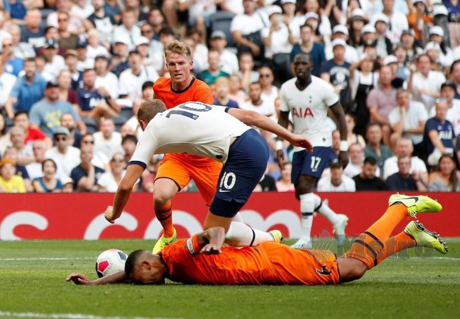 SPURS kecewa Kane dijatuhkan tetapi tidak mendapat sepakan penalti susulan reviu VAR. — FOTO Reuters