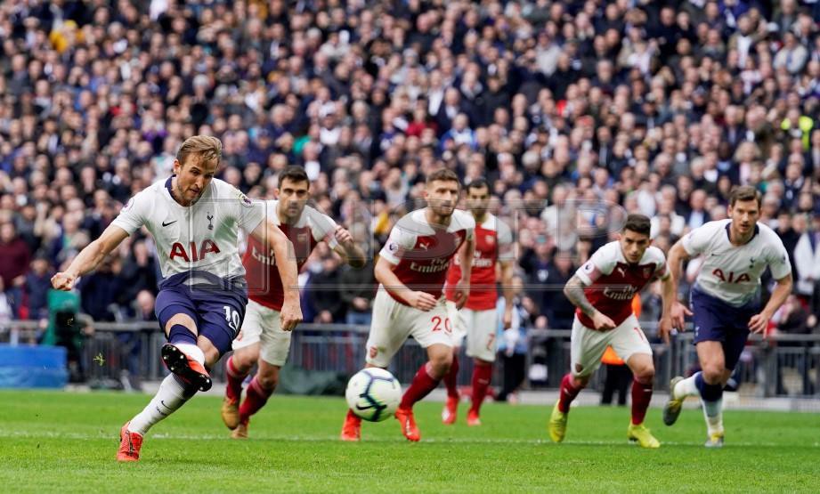KANE (kiri) menyempurnakan sepakan penalti ketika menentang Arsenal di Wembley, Sabtu lalu. — FOTO EPA