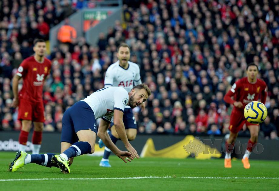 Harry Kane (tengah) menjaringkan gol pembukaan buat Tottenham. FOTO EPA