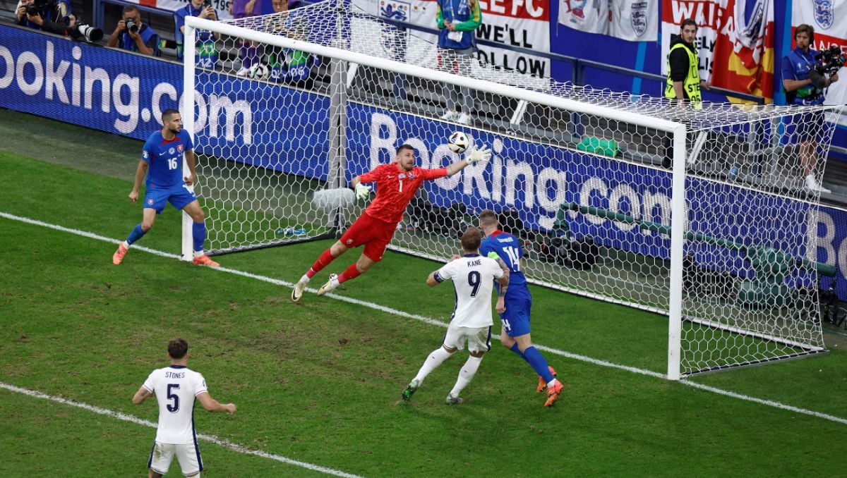 AKSI Harry Kane menjaringkan gol kemenangan England ke atas Slovakia.  