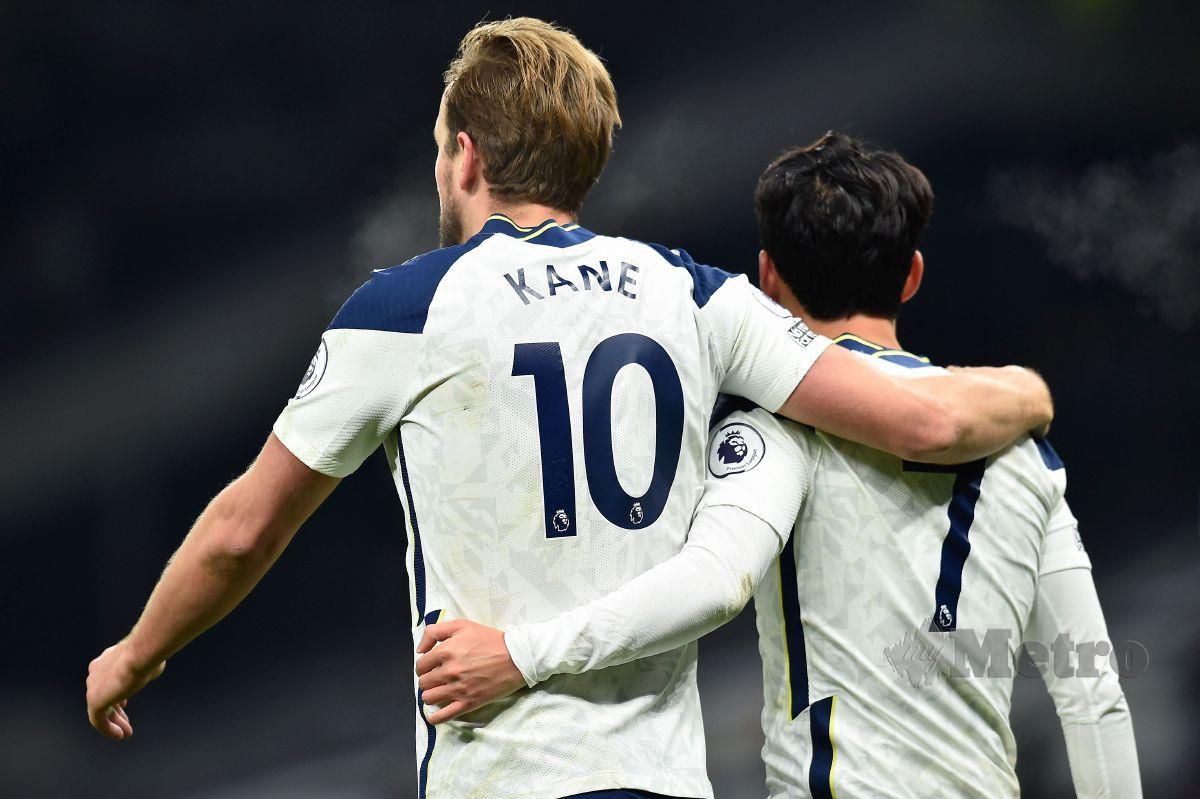 Penyerang Tottenham, Harry Kane (kiri) meraikan jaringan rakan sepasukannya pada aksi Liga Perdana. FOTO AFP 