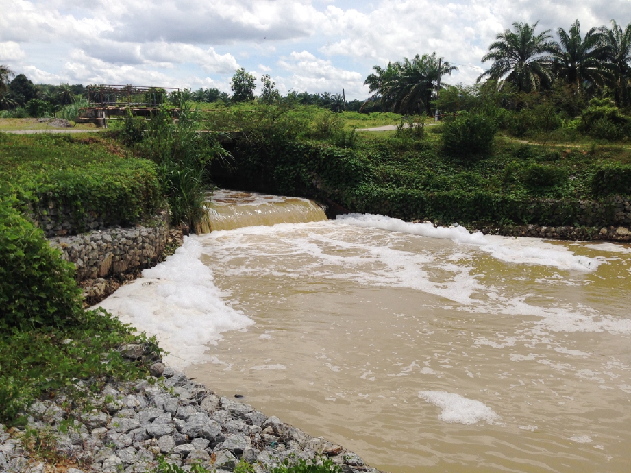 Sungai Batang Benar yang kini berbau busuk dan berbuih dipercayai akibat sisa cecair industri yang dilepaskan terus ke dalam sungai itu. - Foto Bernama