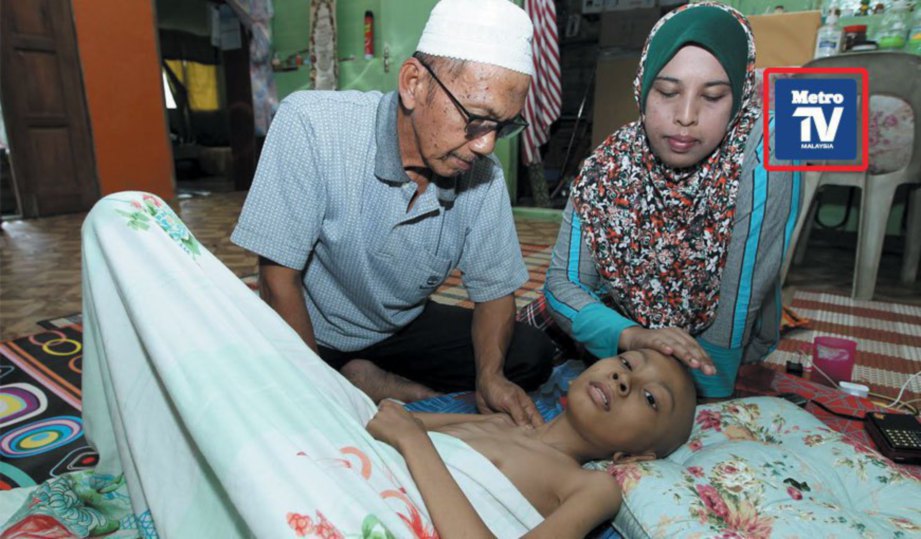 SUHAIDA bersama Muhammad Danish  menghidap kanser tulang tahap 4 di kediaman mereka di Kampung Assam Jawa, Bukit Rotan. 