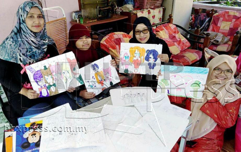 Zuraini (dua dari kanan) menunjukkan hasil lukisan Nurin Amira  (dua dari kiri). FOTO Zuliaty Zulkifli 