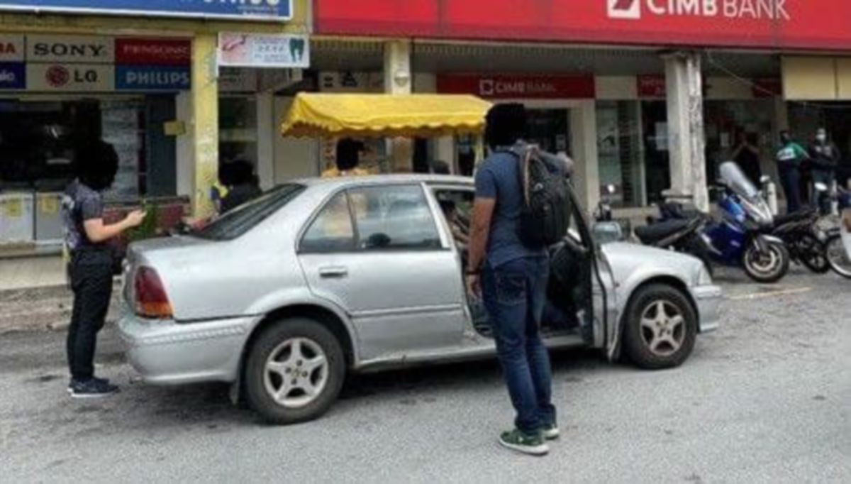JABATAN Imigresen menahan dua warganegara Pakistan dalam sebuah kereta di Setapak, Kuala Lumpur pada 16 Ogos lalu. FOTO IHSAN IMIGRESEN