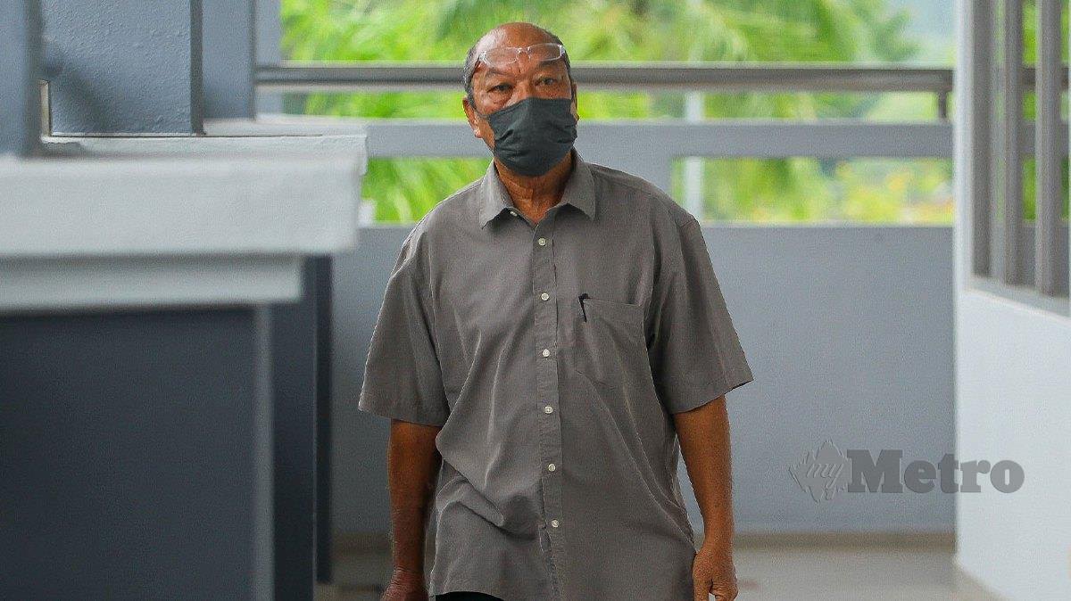 Chong Sing Chai mengaku bersalah di Mahkamah Majistret Seremban atas pertuduhan gagal mengemukakan borang nyata pendapatan dalam borang B bagi taksiran tahun 2017 hingga 2021 membabitkan nilai cukai pendapatan sebanyak RM124,702.64. FOTO AZRUL EDHAM