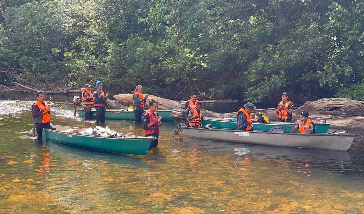 SERAMAI 10 anggota Perhilitan menggunakan kanu dalam operasi mencari dan menyelamat di PKTK Aring 5. FOTO Paya Linda Yahya