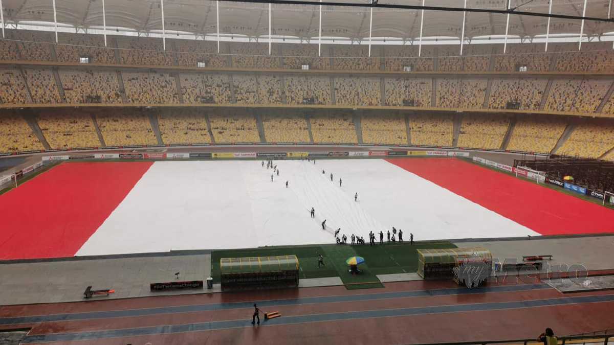 KANVAS yang menutupi padang SNBJ. FOTO Perbadanan Stadium Malaysia