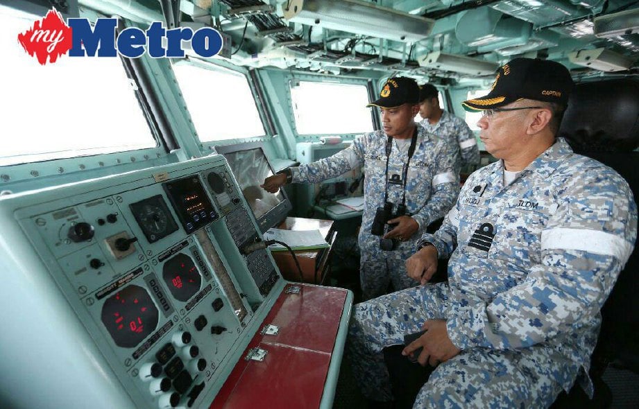 Mohd Fadzli Kamal (kanan) mengetuai KD Lekiu dalam usaha mencari anak kapal USS John S McCain yang hilang di perairan Teluk Ramunia. FOTO Mohd Azren Jamaludin