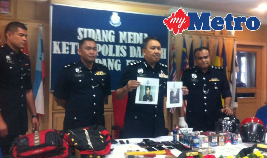 HAMZAH (dua dari kanan) menunjukkan gambar dua suspek Geng Kapak yang masih diburu dalam sidang media di IPD Ampang Jaya, hari ini.