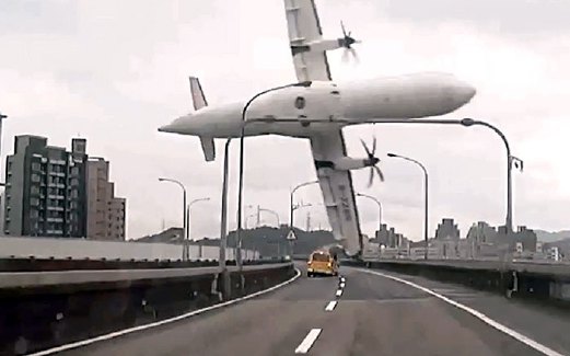PESAWAT udara melintasi jambatan dan sebahagian daripada sayap kirinya terkena bahagian depan sebuah teksi.