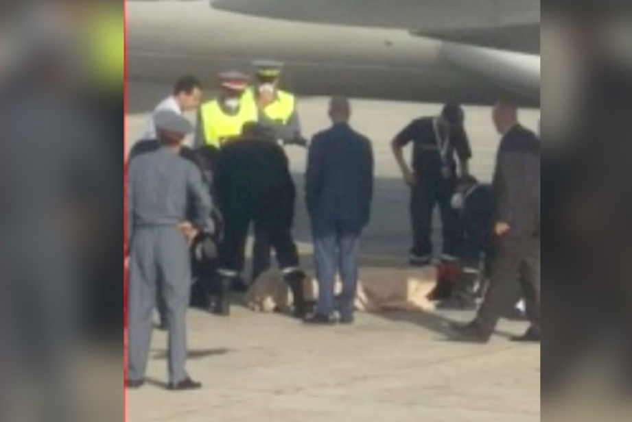KAKITANGAN lapangan terbang memeriksa mayat selepas diturunkan. FOTO Agensi