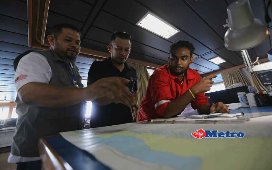 Kapten kapal Nautical Aliya, Kapten Mohd Firdaus Faisal Mohamad melihat peta kedudukan kapal pada misi Food Flotilla For Myanmar. FOTO Syarafiq Abd Samad 