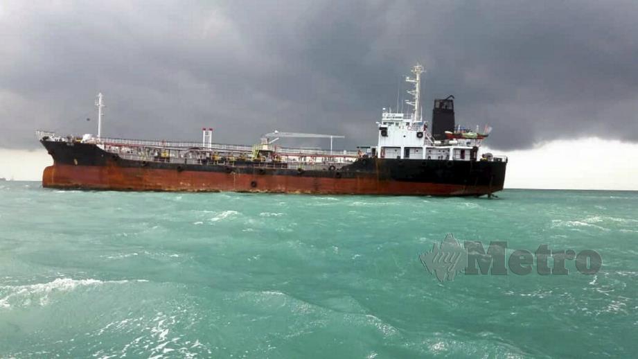 APMM Zon Maritim Tanjung Sedili menahan kapal tangki tanpa muatan di kedudukan di Tanjung Penyusop, Kota Tinggi. FOTO IHSAN APMM