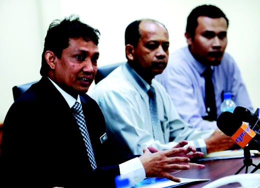  Mohamad Halim  (kiri) bersama pegawai membentangkan hasil siasatan pada sidang media kehilangan Kapal Tangki MT Orkim Harmony di Pelabuhan Klang. 