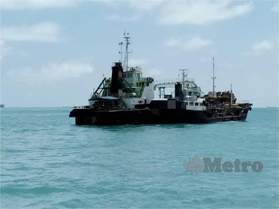 APMM menahan dua kapal tangki selepas dipercayai gagal mengemukakan dokumen insurans, di perairan Johor Timur, kira-kira jam 10.10 pagi semalam. FOTO IHSAN APMM Johor