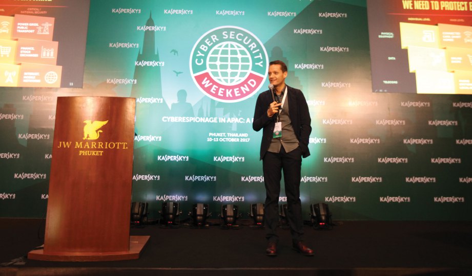 PENGARAH Urusan Asia Pasifik Kaspersky Stephan Neumeier membuka persidangan dengan paparan kes serangan siber.