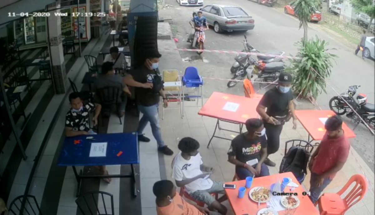 TANGKAPAN layar video tular polis berpakaian preman di sebuah restoran di Puchong mengambil tindakan ke atas orang awam yang gagal mematuhi SOP. FOTO IHSAN PEMBACA