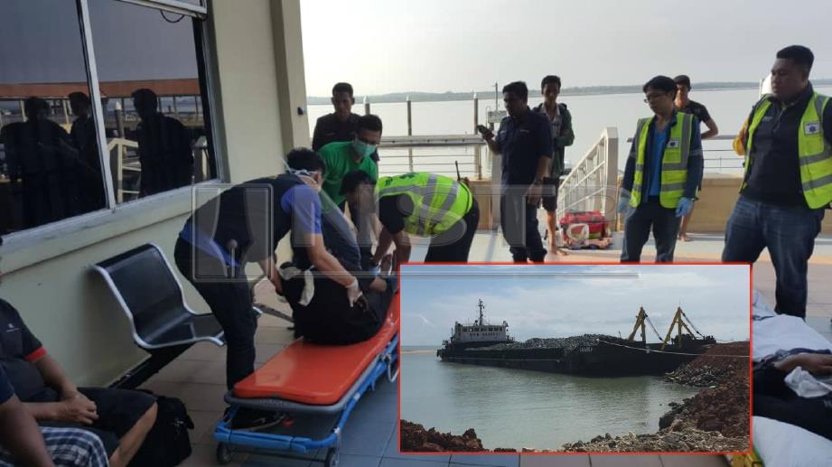 ANGGOTA APMM menyelamatkan mangsa kapal dagang karam dalam kejadian kira-kira 3.3 batu nautika timur Tanjung Sepang, Kota Tinggi, hari ini. Gambar kecil, kapal MV AMANDA. FOTO ihsan APMM.