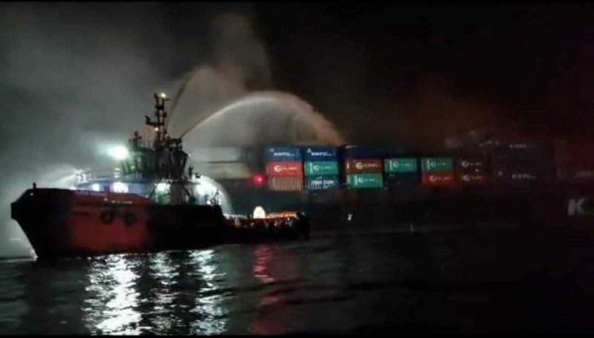 OPERASI memadam kebakaran kapal kargo dijalankan. FOTO Ihsan APMM