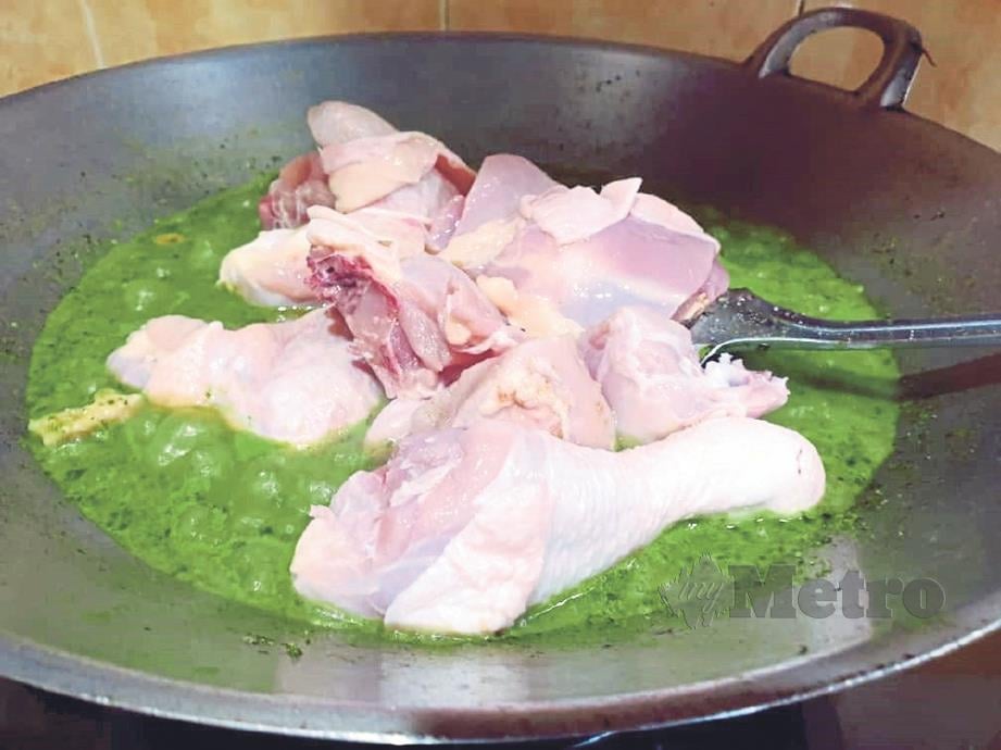 CAMPURKAN ayam ke dalam kuali, kacau sehingga sebati. Biarkan sehingga kuahnya pekat dan sebati dengan ayam.