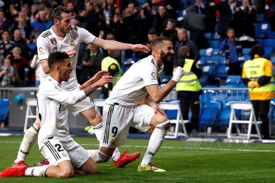 KARIM (kanan) meraikan gol kemenangan bersama Bale dan Ceballos di Santiago Bernabeu, awal pagi tadi. — FOTO Reuters