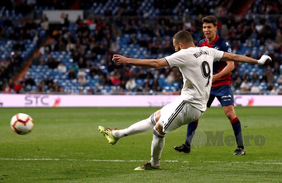 KARIM menjaringkan gol ketiga bagi memastikan kemenangan Real. — FOTO Reuters