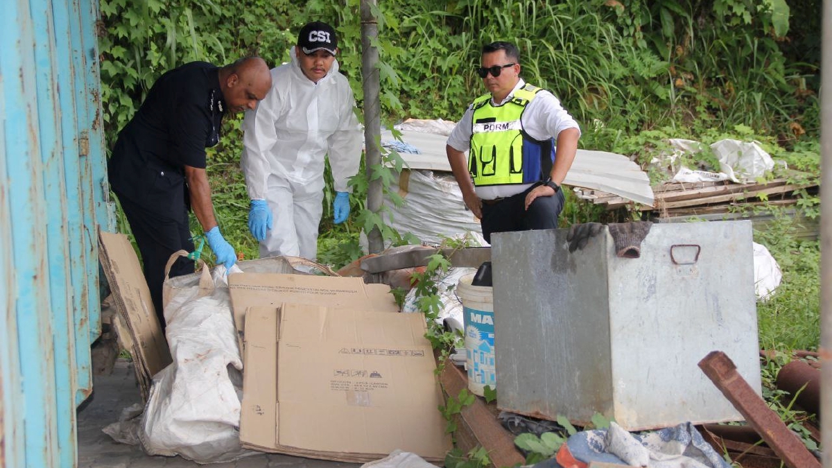MAYAT lelaki tanpa identiti disyaki dibunuh ditemui di stor besi buruk di Bukit Serdang, Serdang. FOTO Ihsan Polis