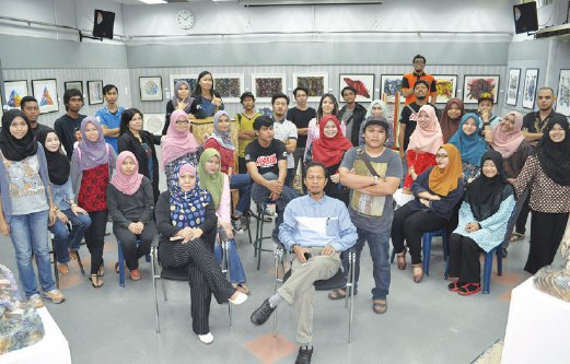 MOHD Suhaimi (duduk depan, kanan) bersama sebahagian pelajar tahun akhir Jabatan Seni Halus FSSR UiTM Shah Alam di Pameran ‘WYDD’.