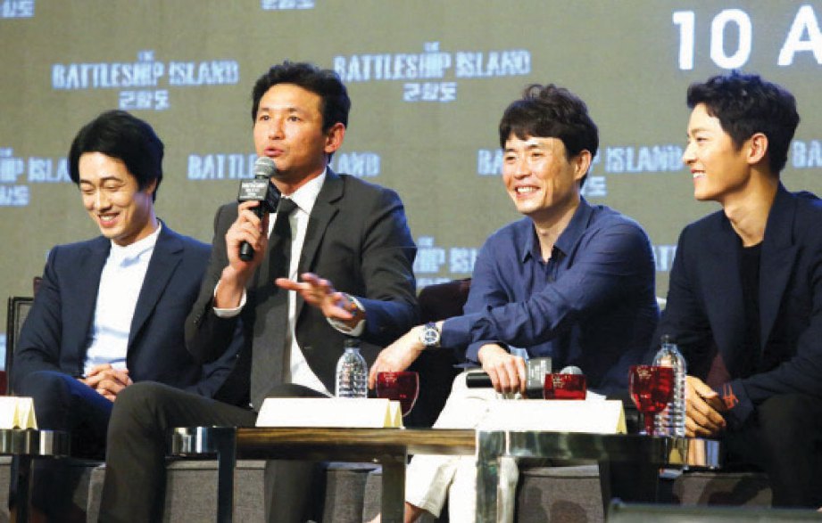 DARI kiri Ji Sub, Jung Min, Seung Wan dan Joong Ki ketika sidang media.