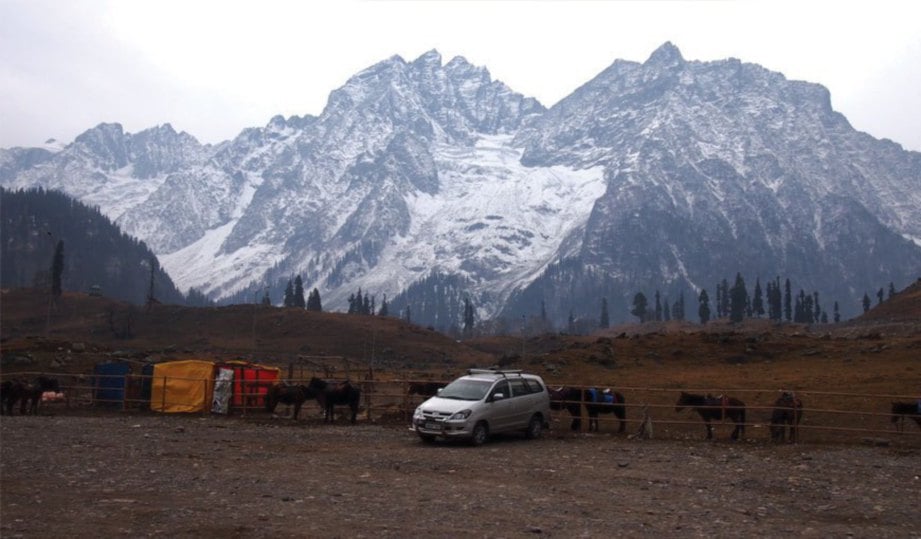 PEMANDANGAN salji memutih di pergunungan Himalaya.