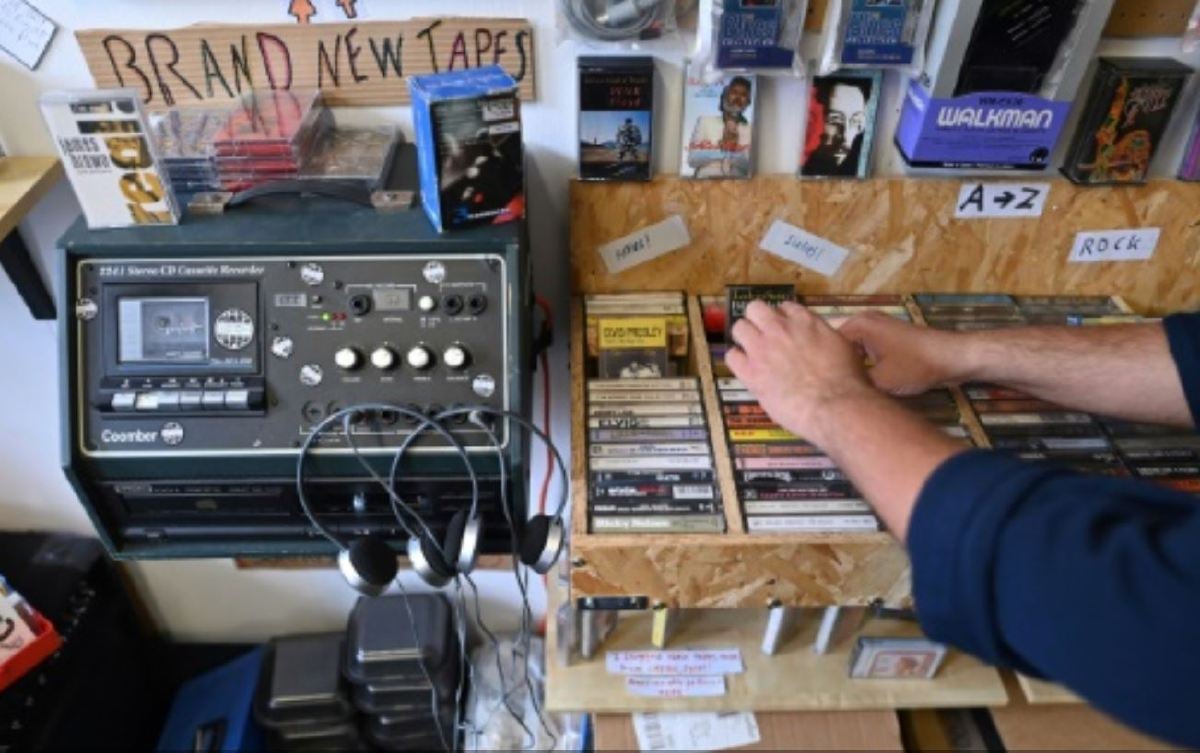 ANTARA kaset yang dijual di kedai berkenaan. FOTO AFP