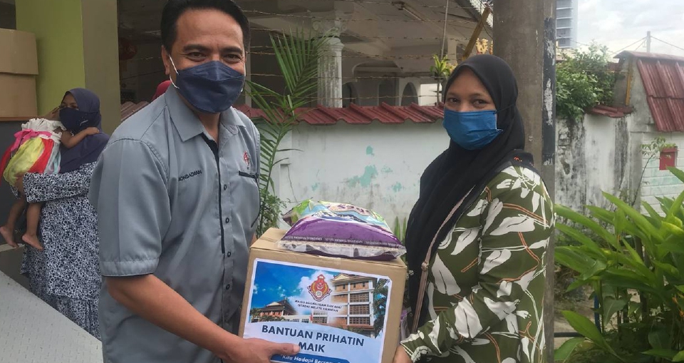 Ibu Tunggal Lima Anak Terharu Terima Bantuan Harian Metro