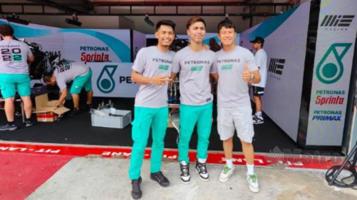 KASMA DANIEL (tengah) bersama Azroy (kiri) dan Khairul mewakili pasukan Petronas Mie Racing menerusi tiket wild card di GP Malaysia, minggu ini. 