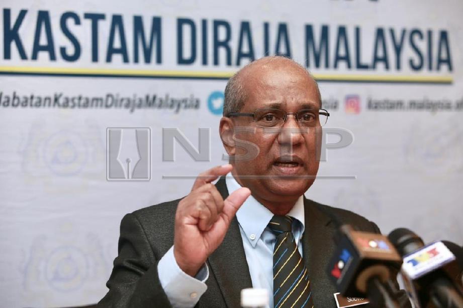 KETUA Pengarah Kastam Malaysia, Datuk Seri T Subromaniam ketika sidang media berkenaan kejayaan Kastam membanteras penyeludupan rokok dan minuman keras. FOTO Sairien Nafis