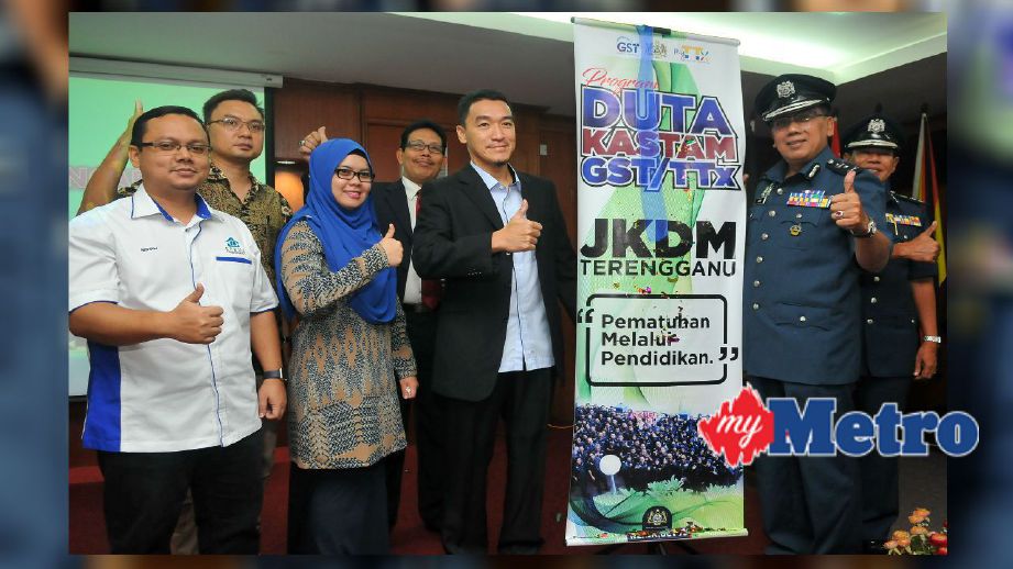 AIDID (dua dari kanan) selepas Program Duta GST/TTx (Cukai Pelancongan) di Pejabat Bahagian GST JKDM Terengganu. FOTO Mohd Syafiq Ridzuan Ambak.