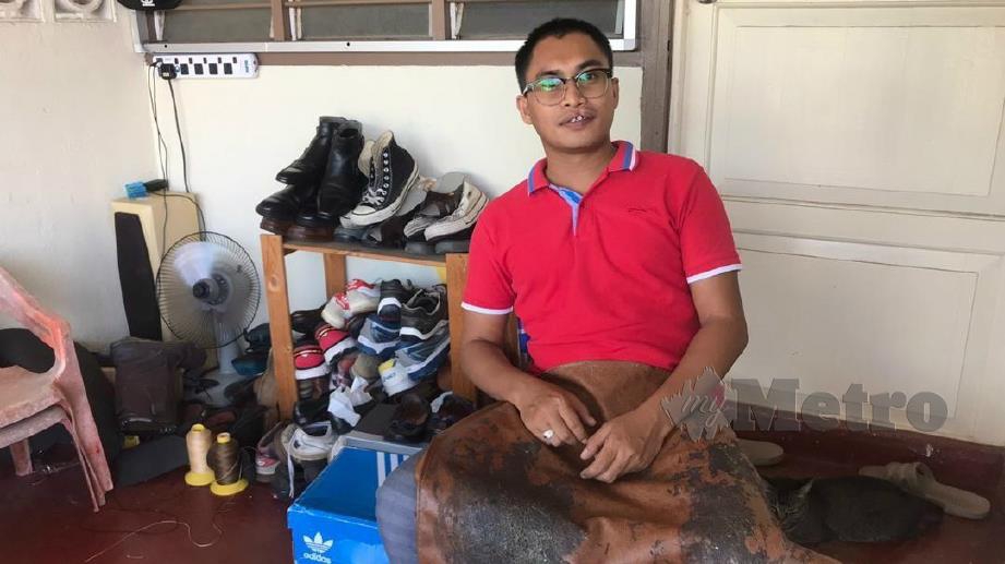 MOHAMED Abdul Hakam kini menjadi tukang kasut untuk mencari rezeki selepas diberhentikan kerja Mei lalu. FOTO Ihsan Mohamed Abdul Hakam dan Abdul Ghafur Hanafiah