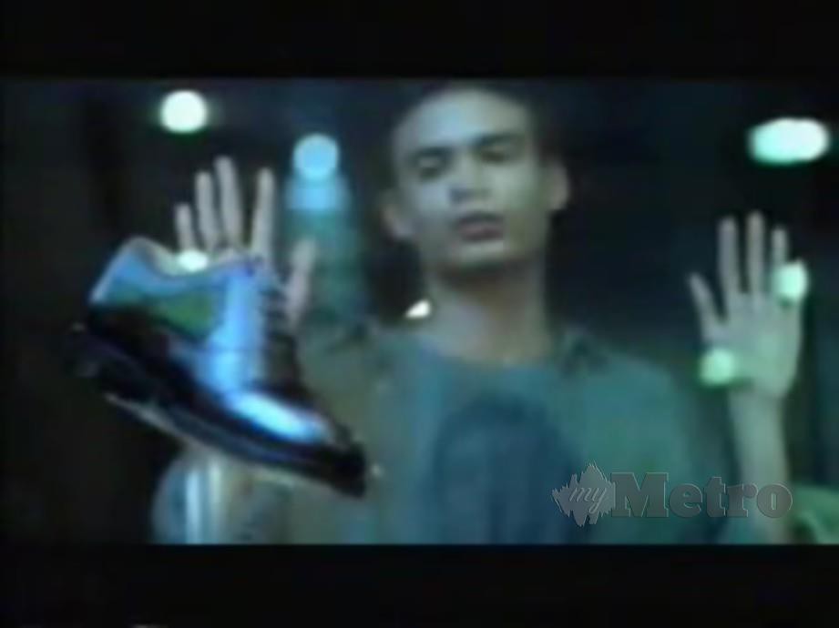 PETIKAN daripada video Kasut Gombak terbitan Petronas. 